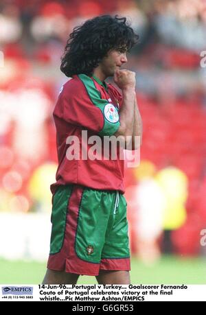 14 juin 96.Portugal contre Turquie.Le gardien de but Fernando Couto du Portugal célèbre la victoire au coup de sifflet final Banque D'Images