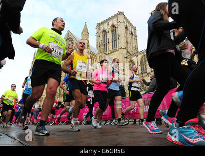 Les concurrents sont gérés par York Minster dans le centre de York peu après le début du marathon du Plusnet Yorkshire. Banque D'Images