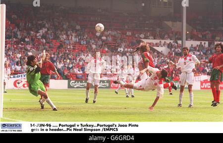 14-JUIN-96 .... Portugal contre Turquie. Le Portugal Joao Pinto est dans une tête Banque D'Images