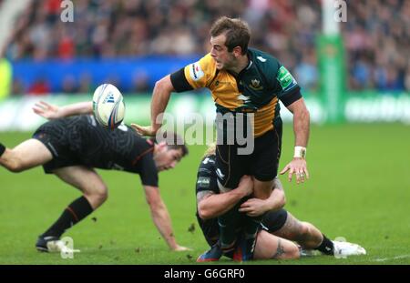 Rugby Union - Heineken Cup - Pool One - Northampton Saints / Ospreys - Franklins Gardens.Stephen Myler de Northampton est abordé par Osprey Richard Hibard lors de la Heineken Cup, un match de billard One à Franklins Gardens, Northampton. Banque D'Images