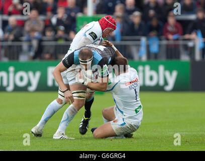 Le joueur Al Kellock de Glasgow est attaqué par Tom Johnson et Ben Moon d'Exeter lors de la Heineken Cup, le match Pool Two au stade Scotsoun, à Glagsow. Banque D'Images