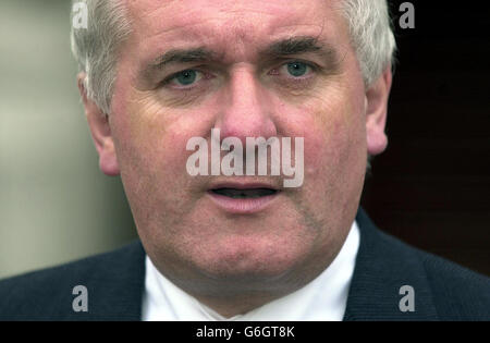 Le Premier ministre irlandais, Bertie Ahern, s'adresse aux médias à l'extérieur des bâtiments gouvernementaux de Dublin. Prenant la parole après une réunion avec David Trimble à Dublin, Ahern a déclaré qu'il était déterminé à utiliser les semaines à venir pour travailler à une élection. Il a dit: Si tout le monde passe à un poste qui nous permet d'aller de l'avant, nous pouvons avoir des élections, un exécutif de travail et tout ce qui était dans l'Accord. 20/11/03: Le Premier ministre irlandais, Bertie Ahern, qui assurera aujourd'hui à ses homologues bulgares et roumains que son gouvernement fera tout en son pouvoir pour faciliter leur adhésion à l'Union européenne. Banque D'Images