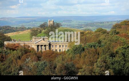 Une vue sur la salle de Lyme au Parc de Lyme à Disley, Cheshire, entouré d'arbres d'automne. Banque D'Images