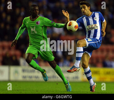 Jordi Gomez de Wigan Athletic et Chris Mavinga de Rubin Kazan lors du match du groupe D de l'UEFA Europa League au stade DW de Wigan. Banque D'Images