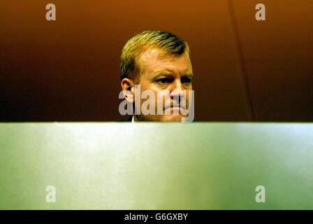 Charles Kennedy, chef des libéraux démocrates, lors d'une séance de questions-réponses à la conférence du parti à Brighton. Kennedy a déclaré aujourd’hui à la conférence que les électeurs de tous bords politiques se débarrassent de leurs loyautés traditionnelles des partis, créant ainsi la plus grande opportunité depuis de nombreuses années pour remodeler le paysage électoral. La bataille pour les électeurs flottants a été maintenant un "marché de l'acheteur", avec une grande proportion de l'électorat prêt à changer de loyaux d'un scrutin à l'autre, a-t-il dit au rassemblement. Banque D'Images