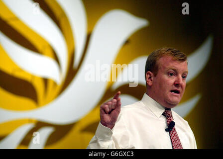 Charles Kennedy, chef des libéraux démocrates, fait un point lors d'une session de questions-réponses à la conférence du parti à Brighton.Kennedy a déclaré aujourd’hui à la conférence que les électeurs de tous bords politiques se débarrassent de leurs loyautés traditionnelles des partis, créant ainsi la plus grande opportunité depuis de nombreuses années pour remodeler le paysage électoral.La bataille pour les électeurs flottants a été maintenant un "marché de l'acheteur", avec une grande proportion de l'électorat prêt à changer de loyaux d'un scrutin à l'autre, a-t-il dit au rassemblement. Banque D'Images