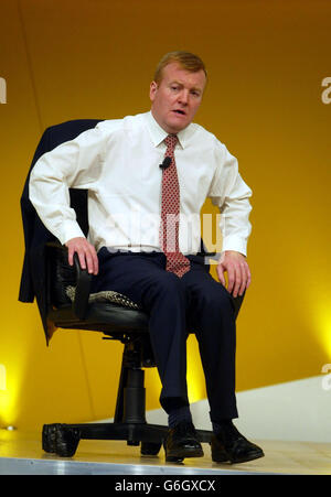 Charles Kennedy, chef des libéraux démocrates, lors d'une séance de questions-réponses à la conférence du parti à Brighton.Kennedy a déclaré à la conférence que les électeurs de tous bords politiques se débarrassaient de leurs loyautés traditionnelles des partis, créant ainsi la plus grande opportunité depuis de nombreuses années pour remodeler le paysage électoral.La bataille pour les électeurs flottants a été maintenant un "marché de l'acheteur", avec une grande proportion de l'électorat prêt à changer de loyaux d'un scrutin à l'autre, a-t-il dit au rassemblement. Banque D'Images