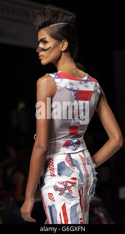 Un modèle sur la passerelle pendant le spectacle du printemps/été 2004 par le designer Arkadius dans le cadre de la London Fashion week à la tente du BFC au siège du Duke of York à Chelsea, Londres. Banque D'Images