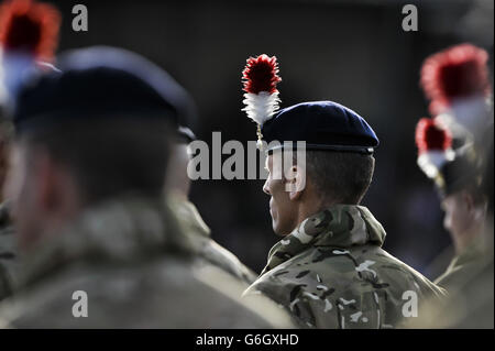 La lumière du soleil met en évidence les hackles sur un béret de soldats du 1er Bataillon du Royal Regiment of Fusiliers alors qu'ils défilent devant la famille et les amis et reçoivent leurs médailles de campagne en Afghanistan pour l'opération HERRICK 18 au camp de Tidworth, dans le Wiltshire. Banque D'Images