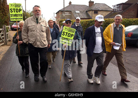 Terry Waite (à gauche) au début d'une marche de protestation organisée par le groupe 'Stop Stansted expansion'. Des milliers de personnes marcheront à 7 miles du Three Horseshoes Pub de Dutton Hill jusqu'à l'aéroport de Stansted pour montrer leur désaval à l'intention du gouvernement d'introduire de nouvelles pistes à l'aéroport. Banque D'Images