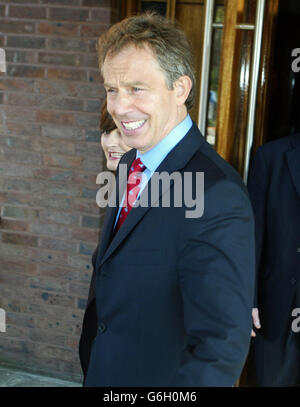 Le Premier ministre Tony Blair et son épouse Cherie arrivent à l'église méthodiste Punshon à Bournemouth pour un service spécial aux délégués de la Conférence du Parti travailliste de cette semaine. Banque D'Images