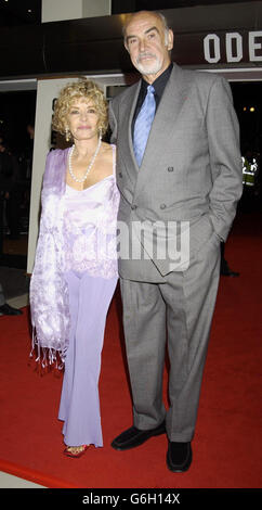 L'acteur Sean Connery et sa femme Micheline arrivent pour la première britannique de la Ligue des gentlemen extraordinaires au cinéma Odeon de Leicester Square à Londres. Banque D'Images