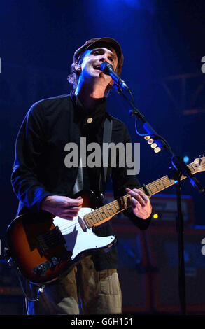 Fran Healy, du groupe de rock écossais Travis, se produit en direct pour lancer les MTV Europe Music Awards 2003 au Royal Festival Hall, dans le centre de Londres. Travis a été annoncé comme le premier groupe qui se présentera en direct aux prix à Édimbourg. Banque D'Images