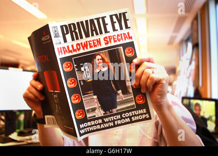 La couverture de l'édition du 1er novembre de Private Eye avec Rebekah Brooks sur la couverture. Banque D'Images