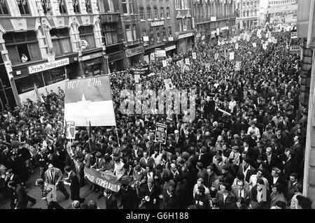 27 OCTOBRE: CE JOUR EN 1968, UNE MARCHE PACIFIQUE ANTI-GUERRE S'EST TRANSFORMÉE EN UNE IMPORTANTE ÉMEUTE PA PHOTO D'ACTUALITÉ 27/10/68 UNE MASSE SOLIDE DE MANIFESTANTS EN PROTESTATION À FLEET STREET, LONDRES POUR LA MANIFESTATION ANTI-GUERRE DU VIETNAM Banque D'Images