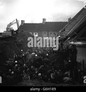 ABERFAN DISASTER : UN SAUVETAGE CONTINUE Banque D'Images