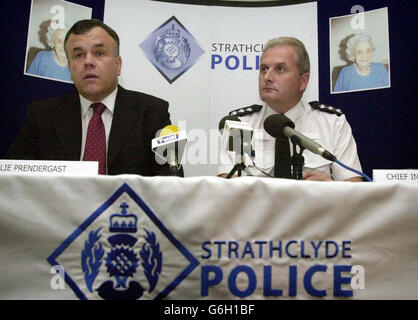 L'inspecteur en chef Willie Prendergast (à gauche) et l'inspecteur en chef Stewart Miller lors d'une conférence de presse au poste de police de Kilmarnock, où ils parlaient en relation avec une grand-mère âgée, ont été brutalement assassinés dans son propre domicile dimanche.Une enquête sur le meurtre a été lancée à la suite du décès de la veuve Margaret Irvine, âgée de 91 ans (photo en arrière-plan), qui vivait seule à Galston, dans le Ayrshire.M. Prendergast, qui mène l'enquête, a déclaré hier que Margaret avait été victime d'une attaque «brutale et caduque». Banque D'Images