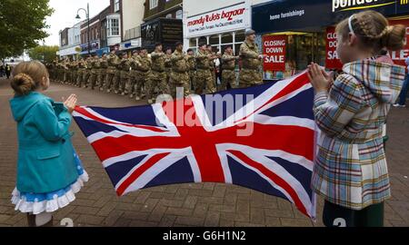 Les membres de l'hôpital de campagne 33 défilent à Gosport, dans le Hampshire, après leur déploiement de six mois en Afghanistan. Banque D'Images