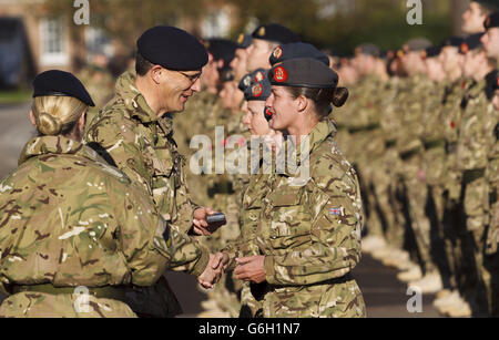 Le Brigadier Hugh Williamson remet des médailles de service opérationnel aux membres du 33 Field Hospital lors d'une cérémonie à Gosport, dans le Hampshire, à la suite de leur déploiement de six mois en Afghanistan. Banque D'Images