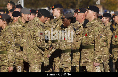 Le major général Tim Radford présente des médailles de service opérationnel aux membres du 33 Field Hospital lors d'une cérémonie à Gosport, dans le Hampshire, à la suite de leur déploiement de six mois en Afghanistan. Banque D'Images