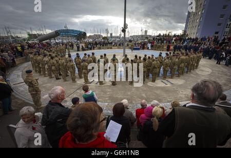 Les membres du Field Hospital 33 se réunissent pour une cérémonie civique à Gosport, dans le Hampshire, après leur déploiement de six mois en Afghanistan. Banque D'Images