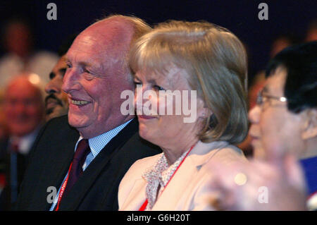 L’ancien chef du Parti travailliste Neil Kinnock et sa femme Glenys écoutent le Premier ministre Tony Blair à prononcer son discours devant les délégués du Centre international de Bournemouth, où la conférence du Parti travailliste aura lieu le troisième jour. Dans son discours d'ouverture, M. Blair a mis de côté les récents problèmes du gouvernement concernant l'Irak et les réformes controversées des services publics en disant aux délégués: "D'avant en arrière. Je ne peux aller que dans un sens. Je n'ai pas de marche arrière.' Banque D'Images