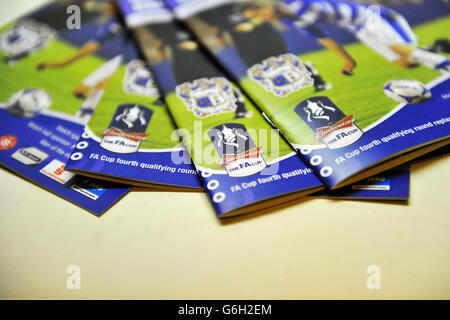 Programmes pour la quatrième manche de la rediffusion de qualification pendant la FA Cup, quatrième tour de rediffusion de qualification au stade de la Société, Barrow-in-Furness. Banque D'Images