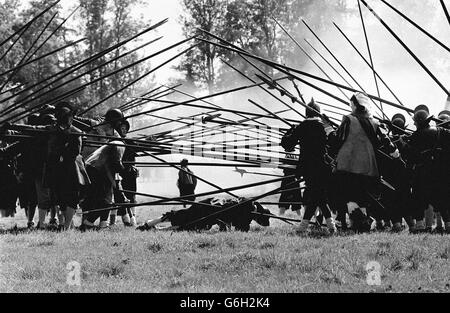 23/ Société anglaise de la guerre civile. Un pikeman feignera la mort sous un enchevêtrement de pikes lors d'une reconstitution vivante des hostilités du XVIIe siècle par la Société anglaise de la guerre civile à la maison historique Littlecote, près de Hungerford. Le manoir Tudor, qui a été acheté par l'homme d'affaires millionnaire Peter de Savary en 1985, a reçu un prix spécial de l'autorité touristique britannique pour un lieu touristique commercial dans son prix « Come to Britain ». Banque D'Images