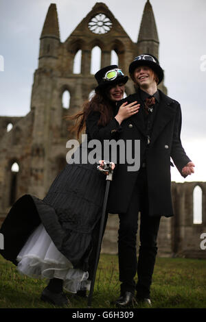 Millie Aked et James Kay du pont Hebdon à l'abbaye de Whitby pendant le week-end de Whitby Goth qui est un festival deux fois par an pour goths à Whitby, dans le North Yorkshire. Banque D'Images