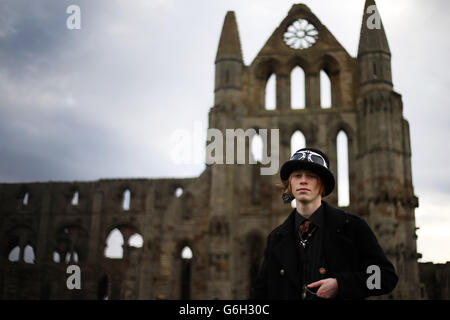 James Kay du pont Hebdon à l'abbaye de Whitby pendant le week-end de Whitby Goth qui est un festival deux fois par an pour goths à Whitby, dans le North Yorkshire. Banque D'Images