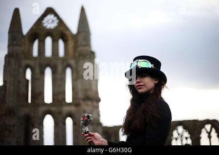 Millie Aked du pont Hebdon à l'abbaye de Whitby pendant le week-end de Whitby Goth qui est un festival deux fois par an pour goths à Whitby, dans le North Yorkshire. Banque D'Images