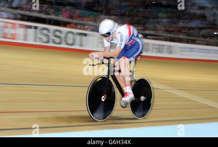 Jonathan Dibben en Grande-Bretagne en action pendant l'Omnium masculin, poursuite individuelle, pendant le deuxième jour de la coupe du monde de cyclisme sur piste UCI 2013 au National Cycling Center, Manchester. Banque D'Images