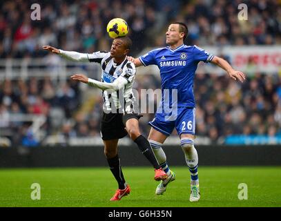 Soccer - Barclays Premier League - Newcastle United / Chelsea - St James' Park.John Terry de Chelsea (à droite) et Loic Remy de Newcastle United se battent pour le ballon Banque D'Images