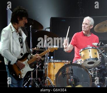 Ronnie Wood et Charlie Watts des Rolling Stones se sont produits au Wembley Arena, à l'ouest de Londres, dans le cadre de la tournée mondiale Forty Licks du groupe. 02/10/04: La légende des Rolling Stones Charlie Watts (à droite) a reçu le feu vert pour revenir sur scène et rejoindre Ronnie Wood (à gauche) et le groupe, dans un nouveau tour du monde après avoir gagné sa lutte contre le cancer de la gorge. Le batteur a reçu le tout clair après une bataille de quatre mois avec la maladie impliquant six semaines de traitement intensif de radiothérapie à l'hôpital Royal Marsden de Londres près de son domicile à Chelsea. Banque D'Images