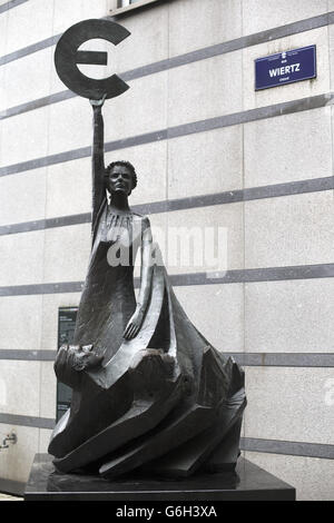 Vue générale d'une statue à l'extérieur du Parlement européen à Bruxelles, Belgique Banque D'Images