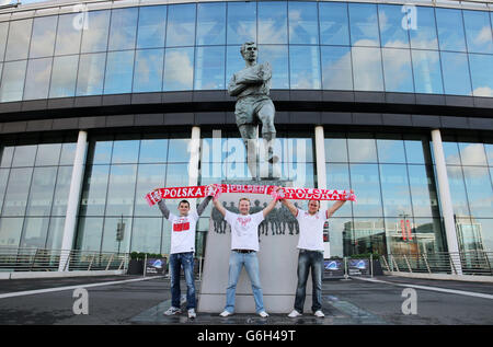 Football - coupe du monde de la FIFA 2014 - qualification - Groupe H - Angleterre / Pologne - Stade Wembley.Les fans polonais se tiennent devant la statue de Bobby Moore avant la qualification de la coupe du monde de la FIFA 2014, match du groupe H au stade Wembley, Londres. Banque D'Images