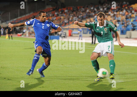 Eyal Meshumar (à gauche) d'Israël et Niall McGinn d'Irlande du Nord lors de la qualification à la coupe du monde FIFA 2014, match du groupe F au stade Ramat Gan, tel Aviv, Israël. Banque D'Images