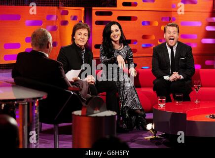 Graham Norton parle avec Paul McCartney, Katy Perry et James Corden (de gauche à droite) lors du tournage du Graham Norton Show aux London Studios. Banque D'Images