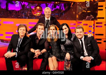 Graham Norton (en haut) avec les invités (de gauche à droite) Paul McCartney, Chris Hemsworth, Natalie Portman, Katy Perry et James Corden pendant le tournage du Graham Norton Show aux London Studios London. Banque D'Images