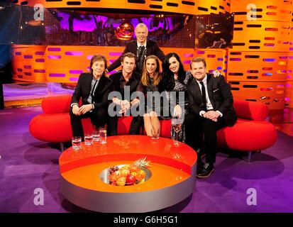 Graham Norton (en haut) avec les invités (de gauche à droite) Paul McCartney, Chris Hemsworth, Natalie Portman, Katy Perry et James Corden pendant le tournage du Graham Norton Show aux London Studios London. Banque D'Images