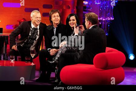 (De gauche à droite) Paul McCartney, Katy Perry et James Corden pendant le tournage du Graham Norton Show aux London Studios. Banque D'Images