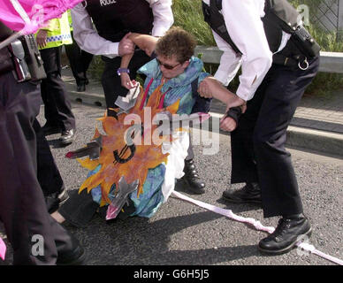 Un manifestant est dirigé par des policiers , lors d'une marche contre l'événement Defense Systems & Equipment International (DSEi) au centre Excel de Londres, qui a ouvert aujourd'hui dans un contexte de sécurité stricte. La police a arrêté 51 personnes à l'approche de l'événement et trois autres personnes ont été arrêtées ce matin après que de la peinture rouge ait été jetée sur un passage menant au centre. Banque D'Images