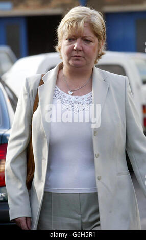 Elizabeth Byron, ancienne police de la circulation routière, arrive au tribunal de la magistrature de l'évêque Auckland, pour être condamnée pour conduite avec un verre. Insp Byron, 43 ans, qui vit maintenant à Hatfield, était presque quatre fois plus loin que la limite quand elle a été arrêtée en mai de cette année sur l'A66 près de Bowes, dans le comté de Durham. Byron, qui était responsable de la politique routière de la police de Hertfordshire, a fait accepter sa démission la semaine dernière. Banque D'Images