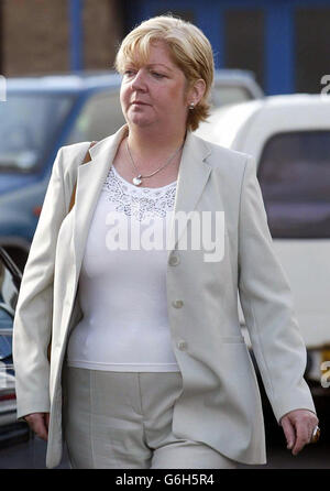 Elizabeth Byron, ancienne police de la circulation routière, arrive au tribunal de la magistrature de l'évêque Auckland, pour être condamnée pour conduite avec un verre. Insp Byron, 43 ans, qui vit maintenant à Hatfield, était presque quatre fois plus loin que la limite quand elle a été arrêtée en mai de cette année sur l'A66 près de Bowes, dans le comté de Durham. Byron, qui était responsable de la politique routière de la police de Hertfordshire, a fait accepter sa démission la semaine dernière. Banque D'Images