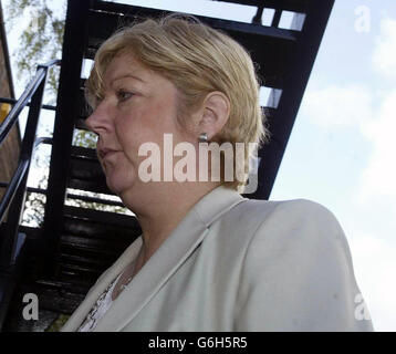 Elizabeth Byron, ancienne police de la circulation routière, arrive au tribunal de la magistrature de l'évêque Auckland, pour être condamnée pour conduite avec un verre. Insp Byron, 43 ans, qui vit maintenant à Hatfield, était presque quatre fois plus loin que la limite quand elle a été arrêtée en mai de cette année sur l'A66 près de Bowes, dans le comté de Durham. Byron, qui était responsable de la politique routière de la police de Hertfordshire, a fait accepter sa démission la semaine dernière. Banque D'Images