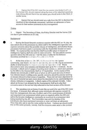 Une page (2 de 3) d'une note du chef adjoint du renseignement de la défense Martin Howard, publiée à l'enquête Hutton, qui indique : "L'ISC est susceptible de sonder le secrétaire d'État ... au sujet du processus par lequel les membres du DIS peuvent exprimer des inquiétudes au sujet de l'utilisation abusive de l'intelligence." Le secrétaire à la Défense, Geoff Hoon, est confronté à des accusations d'avoir donné des preuves « mentrices » à une enquête parlementaire sur les armes de destruction massive irakiennes. Le Evening Standard de Londres a déclaré que le Comité du renseignement et de la sécurité (ISC) trouvera que M. Hoon a retenu les preuves de son enquête quand Banque D'Images
