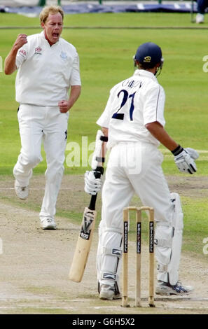 Billy Taylor, le lanceur du Sussex, célèbre après avoir fait attraper Mark Chilton du Lancashire lors du premier jour de leur match de championnat du comté de Frizzell à Old Trafford, Manchester. Banque D'Images