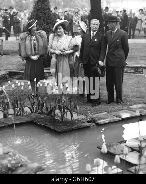 Le roi George VI et la reine Elizabeth assistent au spectacle de fleurs de Chelsea.La princesse Elizabeth et la princesse Margaret sont également des photos. Banque D'Images