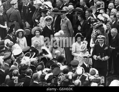 Passant entre les invités assemblés à la fête du jardin, le Roi et la Reine sont suivis de la princesse Margaret et de la reine Mary, de la princesse Elizabeth et de Lieut.Philip Mountbattem, la duchesse de Kent et la princesse Alexandra. Banque D'Images