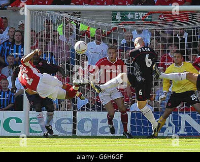 Matthieu Louis de la forêt de Nottingham - Jean tente un match acrobatique sur le but de Sheffield Utd lors de leur match de la division nationale 1 au City Ground, à Nottingham. PAS D'UTILISATION DU SITE WEB DU CLUB OFFICIEUX. Banque D'Images